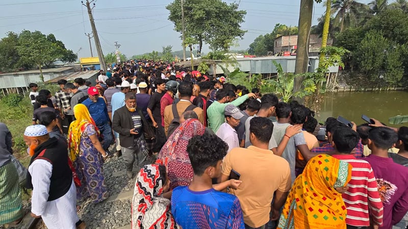 ফরিদপুরে ট্রেনের ধাক্কায় মাইক্রোবাসের ৫ যাত্রী নিহত